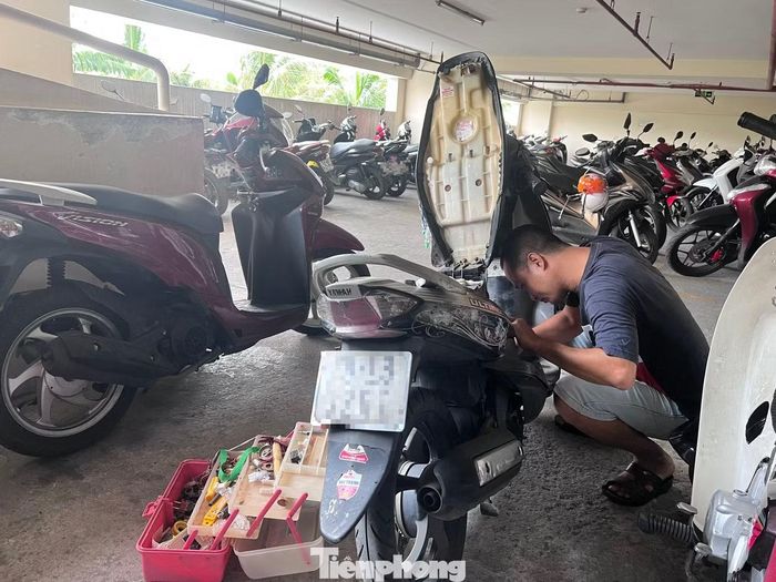 Người dân tự kiểm tra xe máy, bảo dưỡng xe trước khi sử dụng xăng E10.