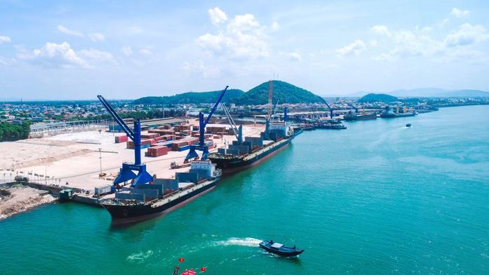 Hàng container bốc dỡ tại Cảng Cửa Lò.