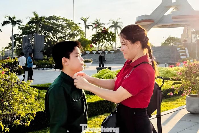 “Ở độ tuổi từ 11 đến 16, tâm sinh lý các con có sự thay đổi lớn nên tôi muốn con tham gia khóa học với nhiều kỹ năng, kỷ luật như thế này để giáo dục, định hướng cho con. Trước đó, tôi cũng dành nhiều thời gian để tìm hiểu về “Học kỳ trong quân đội” và cảm thấy chương trình này rất ý nghĩa, phù hợp với con”, chị Tình nói.