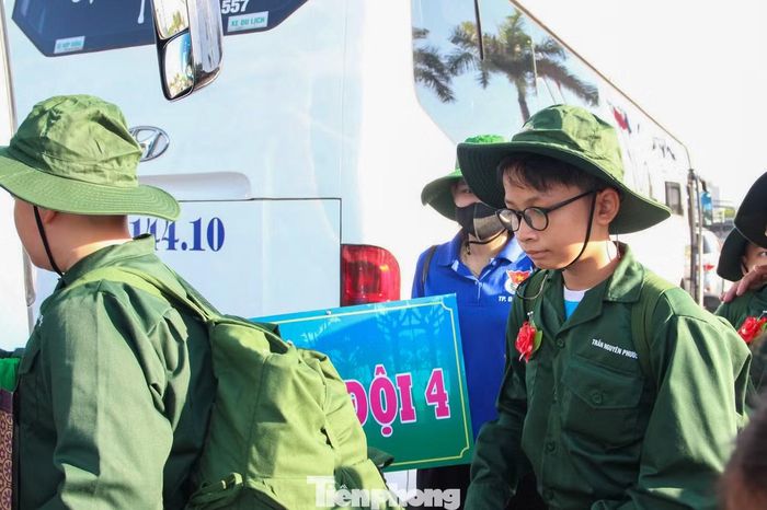  Khi được mẹ giới thiệu về chương trình, em Lưu Nguyễn Tuấn Kiệt (12 tuổi, con trai chị Tình) tỏ ra rất hào hứng, tìm hiểu về thông tin chương trình, thời gian cũng như nội dung các hoạt động. “Em đã tìm hiểu kỹ về “Học kỳ trong Quân đội” và háo hức chờ đợi ngày “nhập ngũ”. 12 ngày trải nghiệm trong quân đội chắc chắn sẽ giúp em học thêm nhiều kiến thức, kỹ năng bổ ích”, em Kiệt nói. 