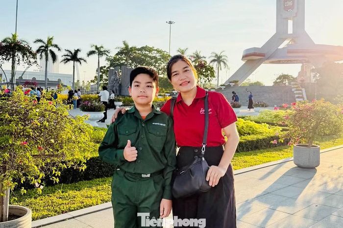  Năm nay, chị Nguyễn Thanh Tình (phường Sơn Trà, Đà Nẵng) đăng ký cho con tham gia “Học kỳ trong Quân đội” với mong muốn con trai học được tính kỷ luật, trách nhiệm và sự tự giác. Mỗi dịp nghỉ hè, chị Tình đều tìm kiếm cho con một môi trường, hoạt động để trải nghiệm như các lớp học bơi, dạy kỹ năng phòng chống đuối nước, phòng cháy chữa cháy, sử dụng mạng xã hội an toàn, học kỹ năng lập trình… 