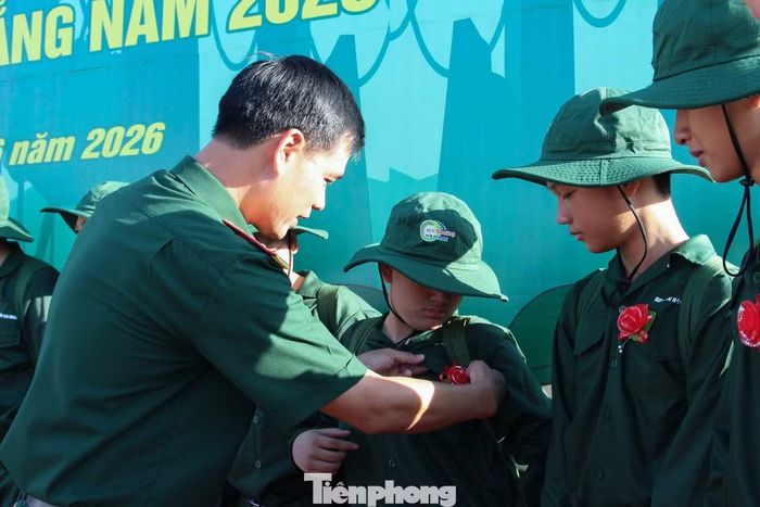  Theo anh Lê Công Hùng - Bí thư Thành Đoàn, chương trình “Học kỳ trong Quân đội” là hoạt động thường niên, thu hút đông đảo học sinh ở lứa tuổi 11 – 16 tuổi. “Đây là chương trình rèn luyện trải nghiệm thực tế trong môi trường quân đội. Thông qua chương trình, chúng tôi mong muốn góp phần hỗ trợ các em hình thành nhân cách, nâng cao tinh thần trách nhiệm, tính tự lập, khả năng thích ứng và xây dựng lối sống tích cực; từ đó, giúp các em có thêm hành trang cần thiết cho quá trình học tập, rèn luyện và trưởng thành trong tương lai”, anh Hùng nói. 