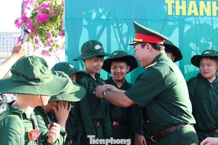 Trong thời gian “nhập ngũ” tại Trường Quân sự Quân khu V, các học viên sẽ được trải nghiệm nhiều nội dung huấn luyện và hoạt động thực tiễn trong môi trường kỷ luật, nghiêm túc.