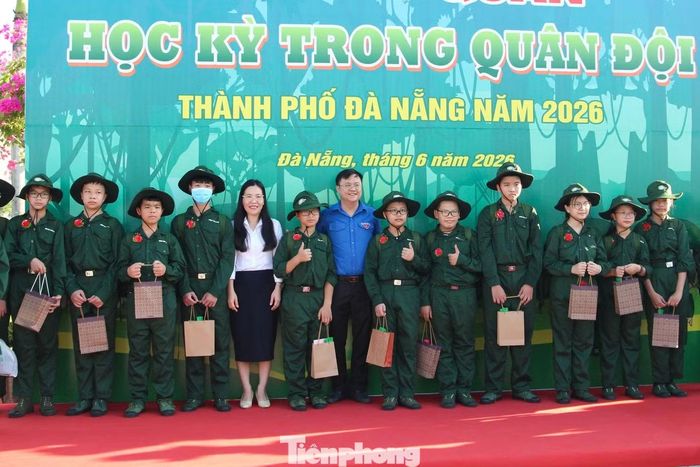 Được triển khai thường niên với bề dày truyền thống gần 20 năm, chương trình “Học kỳ trong Quân đội” đã trở thành mô hình giáo dục trải nghiệm hè uy tín của thanh thiếu nhi trên địa bàn TP. Đà Nẵng. Qua nhiều năm tổ chức, chương trình luôn nhận được sự quan tâm, đồng hành và tin tưởng của đông đảo phụ huynh nhờ môi trường học tập, sinh hoạt an toàn, nền nếp, mang tính giáo dục cao và phù hợp với lứa tuổi thanh thiếu nhi.