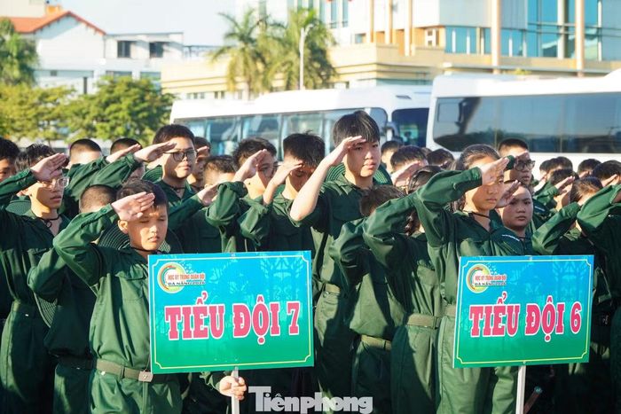 Từ sáng sớm, các học viên cùng phụ huynh đã có mặt ở Đài tưởng niệm 2 tháng 9 (đường 2/9, phường Hòa Cường) để sẵn sàng cho lễ xuất quân. Với balo trên vai, mũ tai bèo trên đầu, các chiến sĩ nhí được ba mẹ chỉnh sửa trang phục, dặn dò.