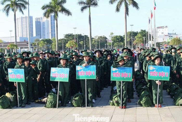 Năm nay, chương trình “Học kỳ trong Quân đội” có sự tham gia của 172 học viên là học sinh các trường THCS, THPT trên địa bàn TP. Đà Nẵng và các tỉnh, thành phố lân cận.