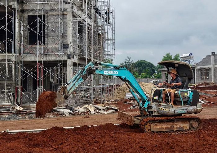 Hàng chục máy móc, phương tiện được huy động để hoàn thiện hạ tầng và các hạng mục phụ trợ.