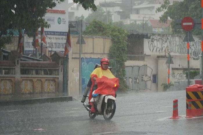 Người dân di chuyển khó khăn trong cơn mưa nặng hạt