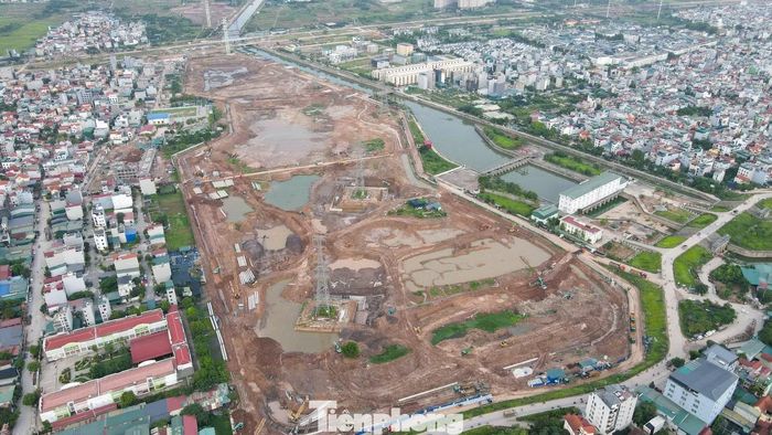Từ trên cao, khu vực rộng khoảng 20 ha hiện lên như một đại công trường. Phần lớn diện tích lòng hồ đã được đào sâu, tạo thành những khoảng trũng lớn với các tuyến đường công vụ chạy đan xen giữa công trường.