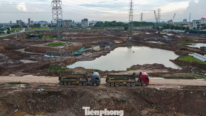 Phần lớn diện tích lòng hồ đã được đào sâu, hình thành các vùng trũng chứa nước cùng hệ thống đường công vụ phục vụ thi công.
