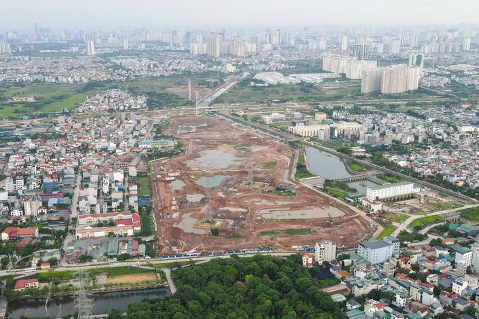 Trong bối cảnh mùa mưa đang đến gần, các nhà thầu tập trung nhân lực, máy móc để đẩy nhanh tiến độ. Hình hài hồ điều hòa Yên Nghĩa 1 dần hiện rõ sau nhiều tháng thi công.