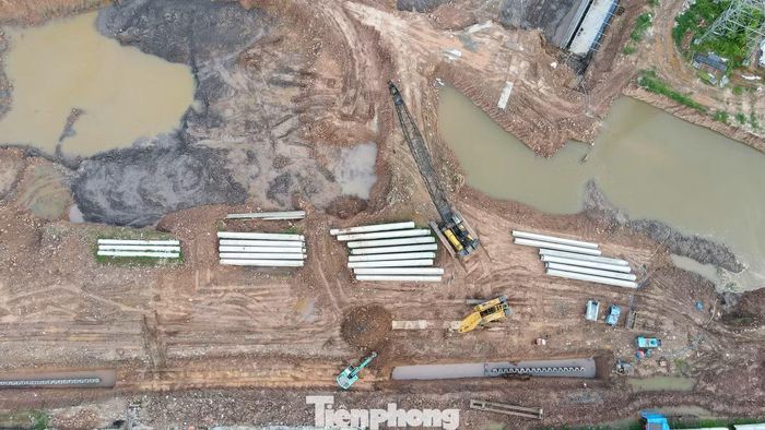 Những dãy cọc và vật liệu xây dựng được tập kết tại công trường để phục vụ các hạng mục kè bờ và hạ tầng kỹ thuật xung quanh hồ.