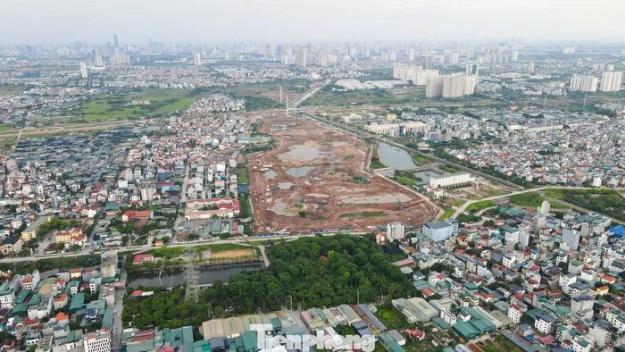 Toàn cảnh dự án hồ điều hòa Yên Nghĩa 1 nhìn từ trên cao. Công trình có diện tích khoảng 20 ha, đang được thi công khẩn trương với hàng chục máy móc hoạt động liên tục trên công trường.