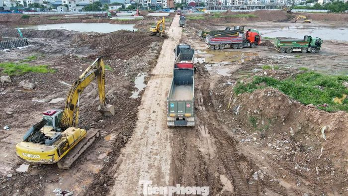 Các tuyến đường công vụ chạy xuyên công trường giúp phương tiện cơ giới tiếp cận nhiều khu vực thi công cùng lúc.
