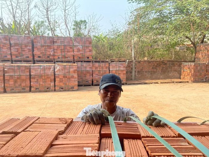 Vấn đề địa phương quan tâm là việc đảm bảo sinh kế cho người dân sống bằng nghề làm gạch.