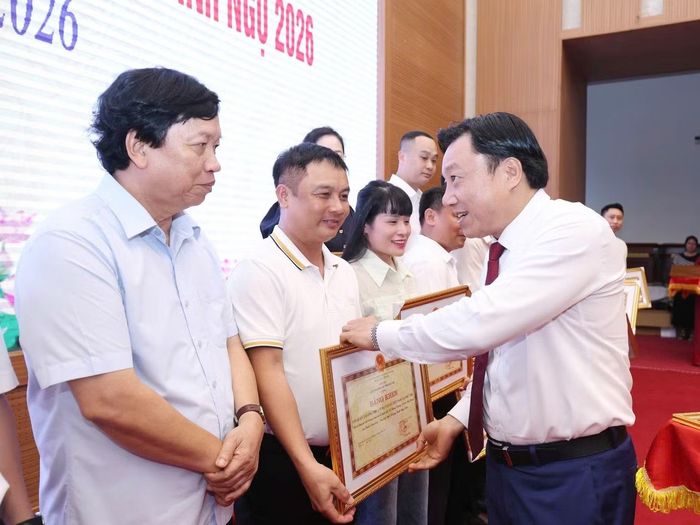 Ông Nguyễn Huy Ngọc - Phó Chủ tịch UBND tỉnh Phú Thọ, trao Bằng khen tặng báo Tiền Phong.