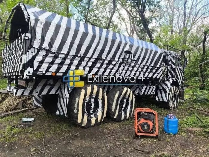 Xe tải Nga được sơn ngụy trang để đánh lừa UAV tích hợp AI. Ảnh: Exilenova.