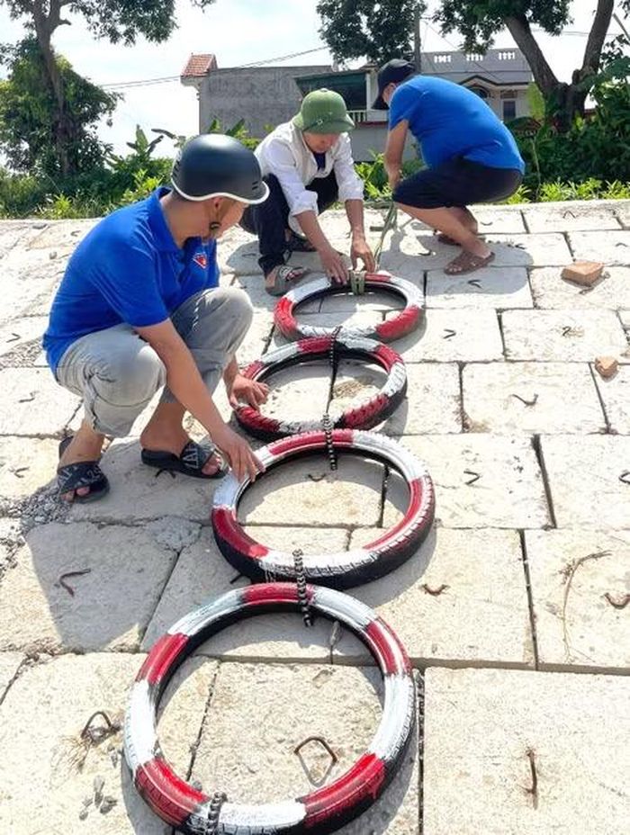 Dải lốp cứu hộ được lắp đặt trên bờ kênh. Ảnh: ĐXTL