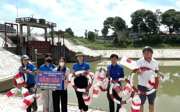 Phao cứu sinh, biển cảnh báo... được lắp đặt ở khu vực tiềm ẩn nguy cơ đuối nước. Ảnh: ĐXTL