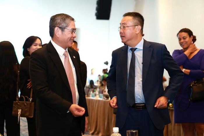 Các nhà lãnh đạo, chuyên gia trong nước và quốc tế trao đổi tại hội thảo.