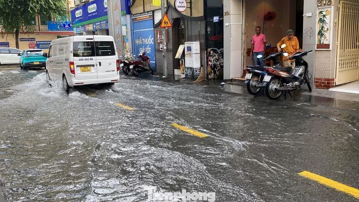 Đây được xem là lần đầu tiên trong năm nay khi bắt đầu mùa mưa, phố đi bộ Bùi Viện ghi nhận tình trạng ngập do mưa lớn.