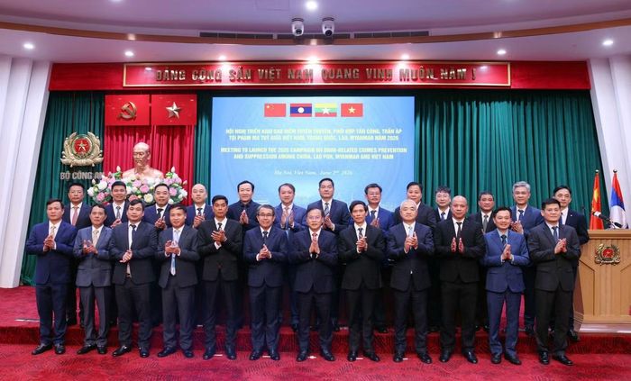 Đại biểu dự hội nghị chụp ảnh lưu niệm.