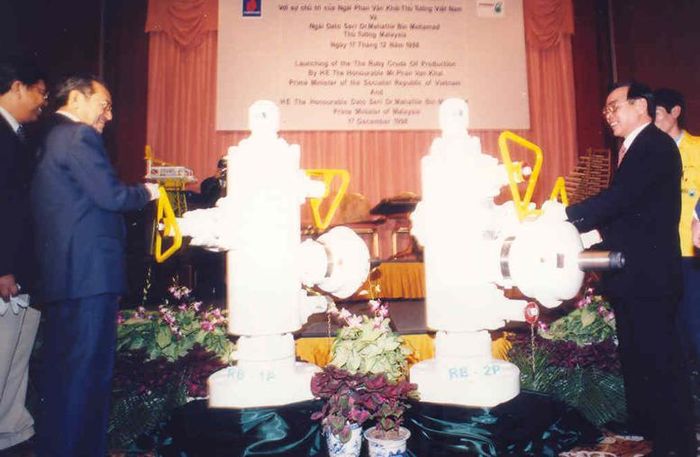 Khởi công sản xuất dầu thô Ruby năm 1998