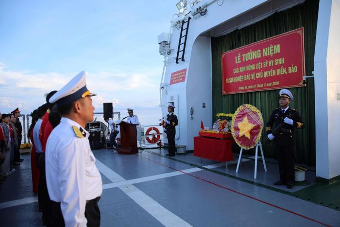 Lễ tưởng niệm các anh hùng liệt sĩ đã hy sinh vì sự nghiệp bảo vệ chủ quyền biển đảo thiêng liêng của Tổ quốc được tổ chức trên tàu KN-490.