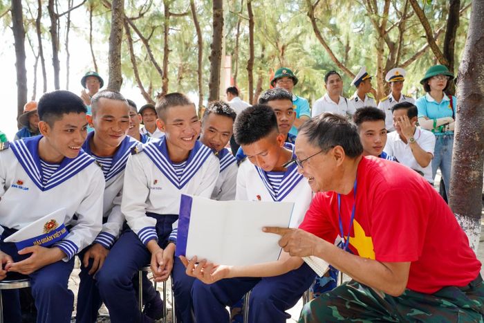 PGS.TS Hoàng Văn Phụ giao lưu cùng các chiến sĩ trên đảo Sinh Tồn Đông.
