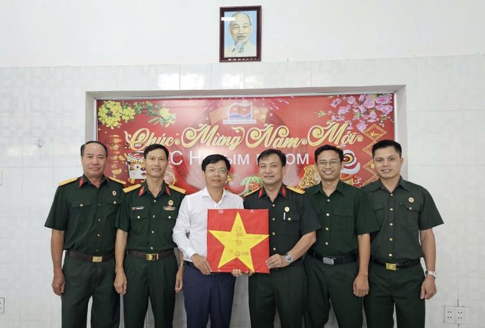 Anh Phùng Đình Lâm trao tặng lá cờ Tổ quốc mang dấu ấn hành trình từ Trường Sa và Nhà giàn DK1 tới Hội Cựu chiến binh Vietsovpetro.