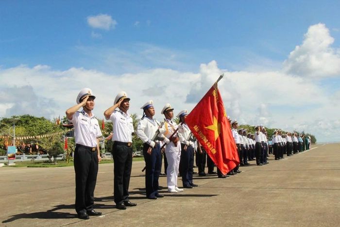 Buổi lễ chào cờ tại đảo Trường Sa.