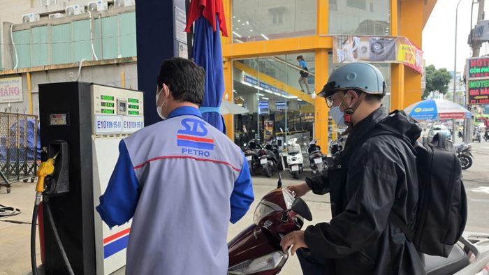Tại cửa hàng xăng dầu STS Petro trên đường Bạch Đằng, phường Bình Thạnh, trụ bơm đã được chuyển đổi sang kinh doanh xăng E10.