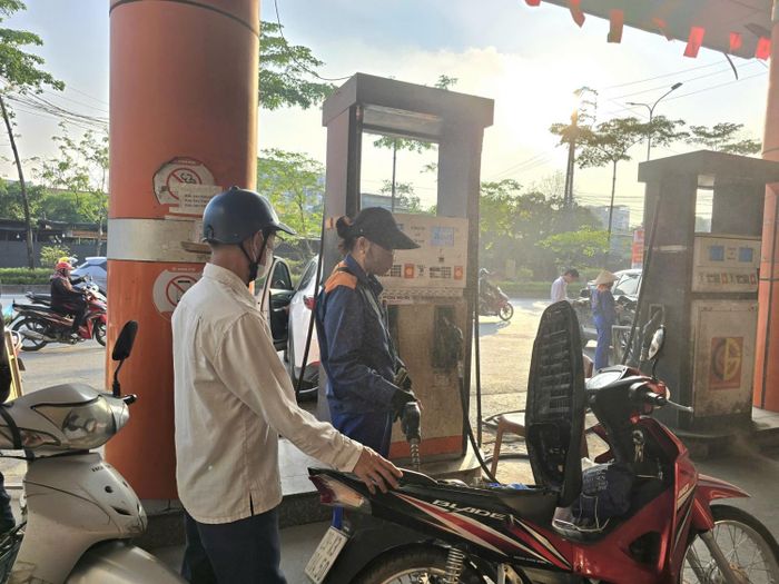 Tuy nhiên, nhiều cửa hàng hiện vẫn kinh doanh RON95 bên cạnh các loại nhiên liệu khác do lượng hàng nhập trước thời điểm triển khai E10 vẫn còn.