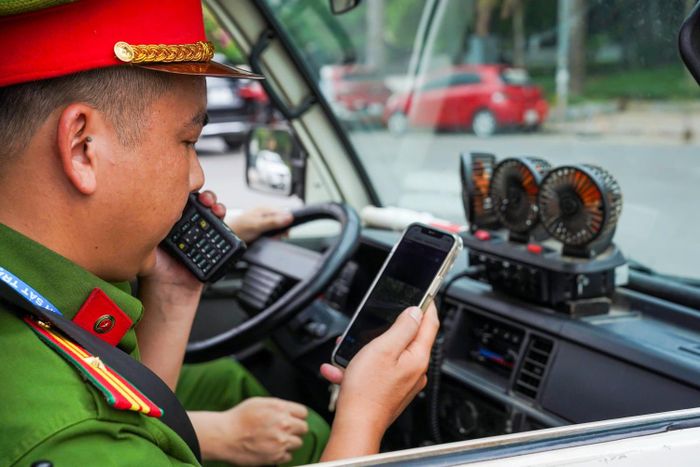 Khi nhận được hình ảnh ghi nhận vi phạm, các tổ tuần tra thuộc Phòng Cảnh sát Quản lý hành chính về trật tự xã hội, Phòng CSGT và Công an phường Tây Hồ đã có mặt để nhắc nhở, xử lý theo quy định.