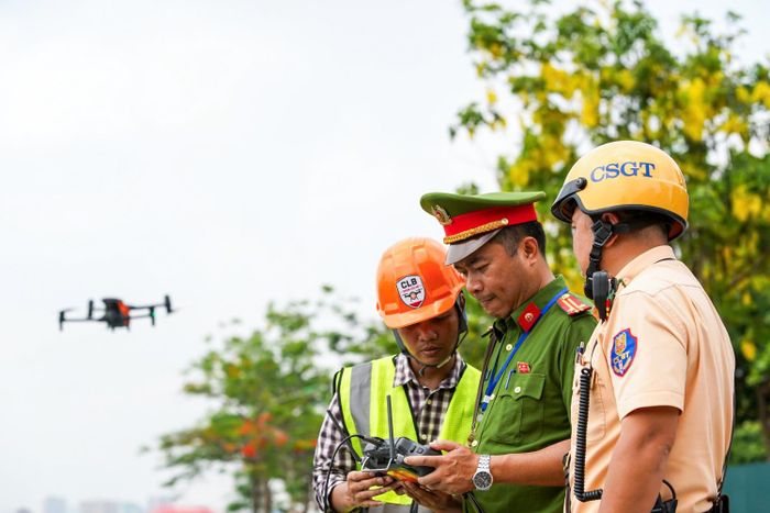 UAV có khả năng kết nối livestream theo thời gian thực cùng với công nghệ AI để phát hiện vi phạm, dữ liệu định vị chính xác.
