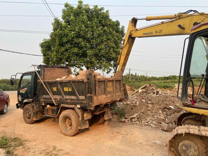 Công an xã Mễ Sở phát hiện hành vi đổ, tập kết đất thải, gạch vỡ, bê tông vỡ xuống khu đất lưu không thuộc hành lang đường điện. (Ảnh: CAHY).