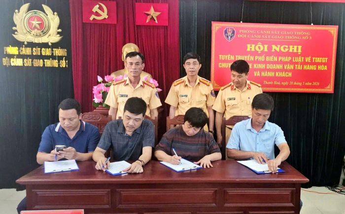 Tuyên truyền và ký cam kết tuân thủ luật giao thông đối với chủ doanh nghiệp vận tải.