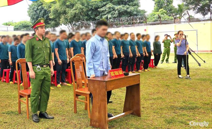 Bị cáo Võ Hoàng Quân Bảo bị HĐXX TAND khu vực 7 - Gia Lai tuyên phạt 2 năm 6 tháng tù về tội “Sử dụng trái phép chất ma túy”.