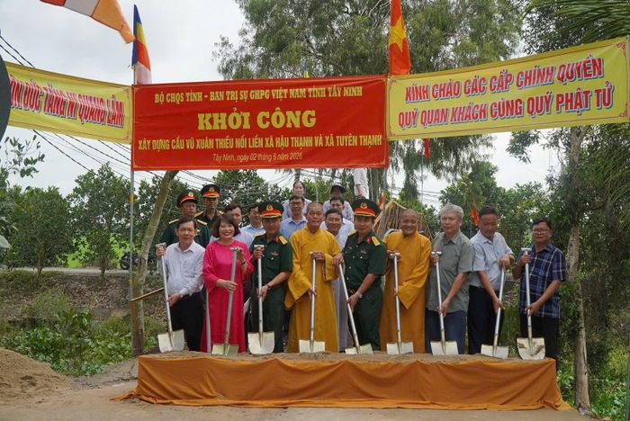 Đại diện các đơn vị thực hiện nghi thức khởi công.