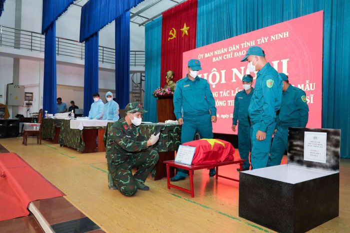Tập huấn lấy mẫu hài cốt liệt sĩ.