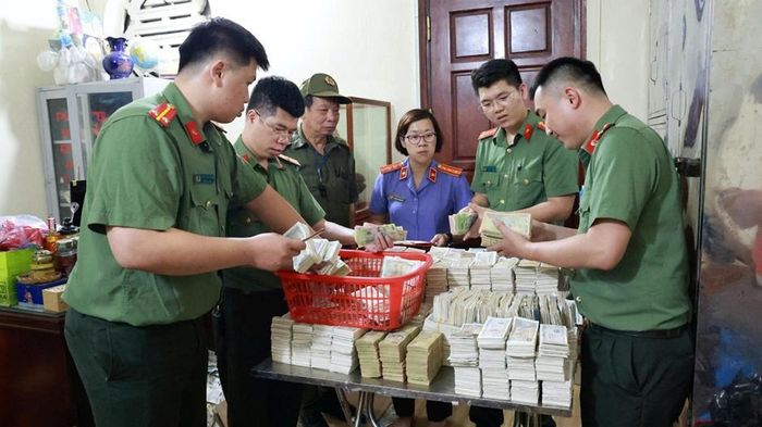 Lực lượng Công an phối hợp với các lực lượng tiến hành khám xét, thu thập tài liệu, tiền mặt phục vụ công tác điều tra.