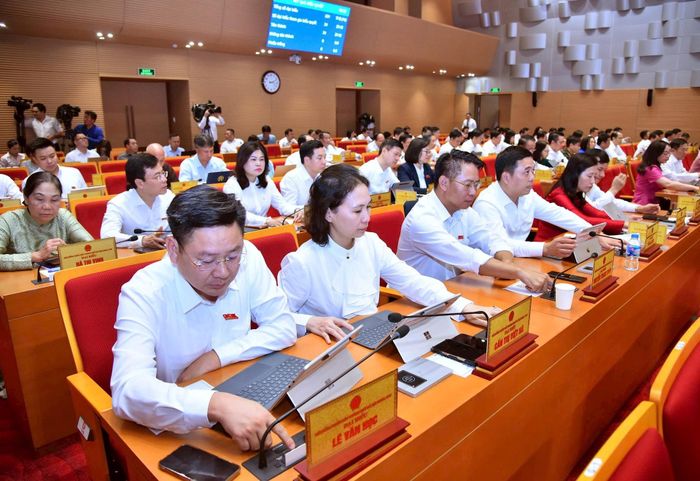 Đại biểu bấm nút thông qua nghị quyết