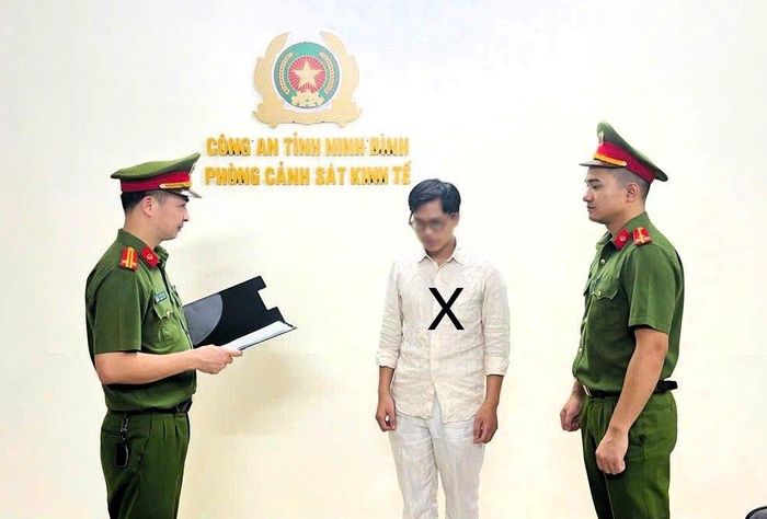 Bị can Mai Xuân Chiến bị khởi tố về hành vi “Xâm phạm sở hữu quyền công nghiệp”. (Ảnh: Công an Ninh Bình)