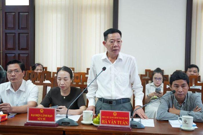 Phó Chủ tịch UBND TP. Huế Hà Văn Tuấn phát biểu tại buổi làm việc.