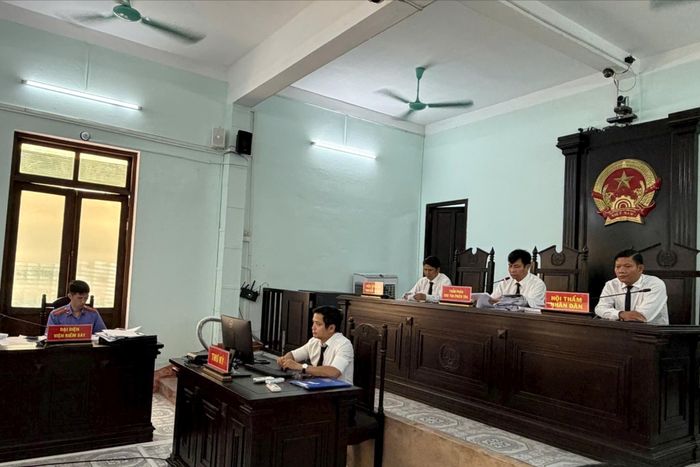 Toàn cảnh phiên tòa xét xử nhóm thanh thiếu niên mang hung khí gây náo loạn đường phố ở Huế.