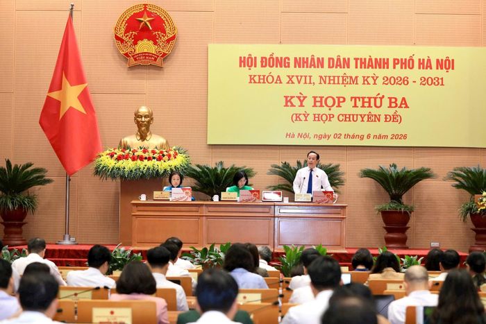 Phó Chủ tịch Thường HĐND TP. Hà Nội Trần Thế Cương điều hành nội dung kỳ họp.