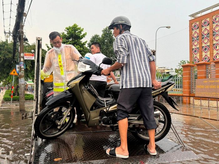 CSGT An Sương dùng xe ô tô tải đặc chủng hỗ trợ nhân dân.