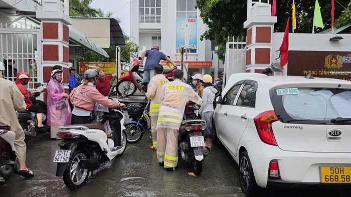 CSGT hỗ trợ người dân đẩy xe ra khỏi khu vực ngập.