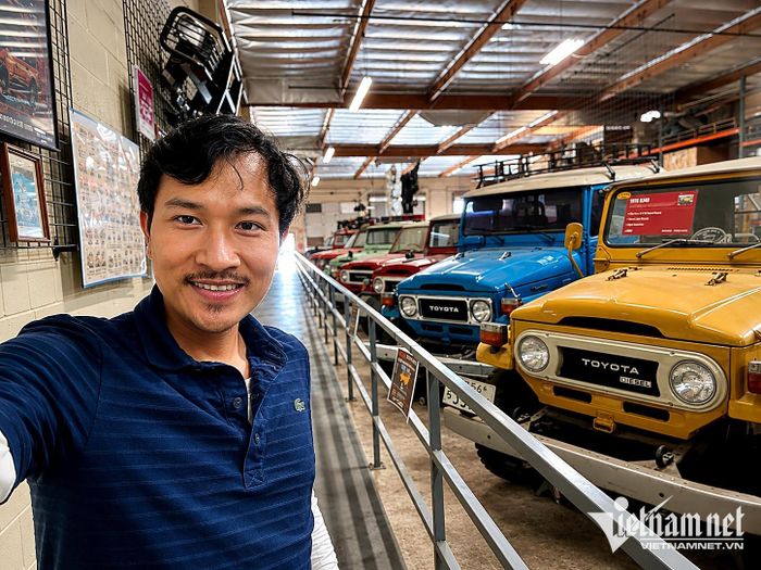 Anh Nguyễn Xuân Thủy - nhà sưu tầm xe cổ trong 1 showroom của Specter Offroad, một công ty chuyên sửa chữa và cung cấp phụ tùng cho dòng xe Land Cruiser cổ tại Hoa Kỳ. Ảnh: NVCC