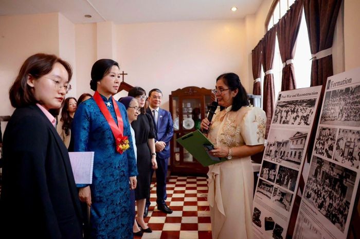 Bà Ngô Phương Ly - Phu nhân Tổng Bí thư, Chủ tịch nước thăm Trung tâm Asilo de San Vicente de Paul. Ảnh: TTXVN